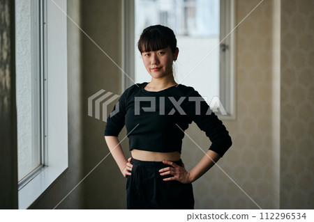 練習舞蹈的年輕女子 112296534