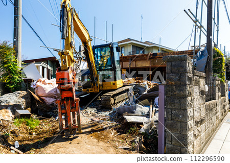 House demolition construction site Heavy excavator House demolition construction site Heavy excavator 112296590