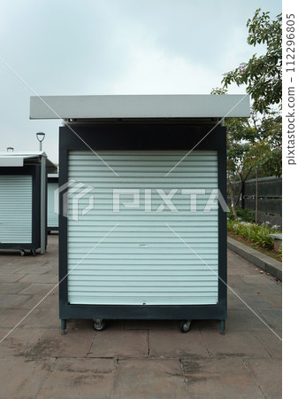 A small black container booth equipped with wheels at the bottom, usually used for trading A small black container booth equipped with wheels at the bottom, usually used for trading 112296805