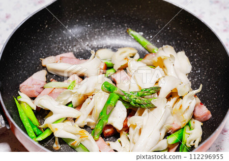 Stir-fried vegetables and mushrooms made in a frying pan Stir-fried vegetables and mushrooms made in a frying pan 112296955