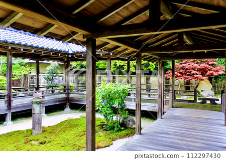[Kyoto] Nanzenji Temple in spring - Kegon garden and Nanzenji fence seen from the Hojo corridor 112297430