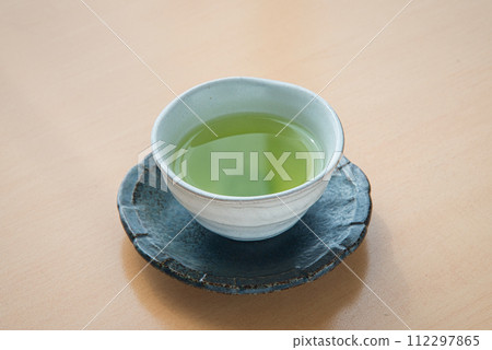 一碗綠茶放在茶杯上 一碗綠茶放在茶杯上 112297865
