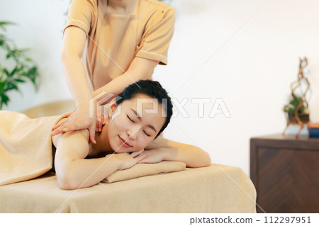 woman getting a massage woman getting a massage 112297951