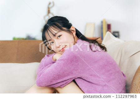 穿著居家服放鬆的女人 穿著居家服放鬆的女人 112297963