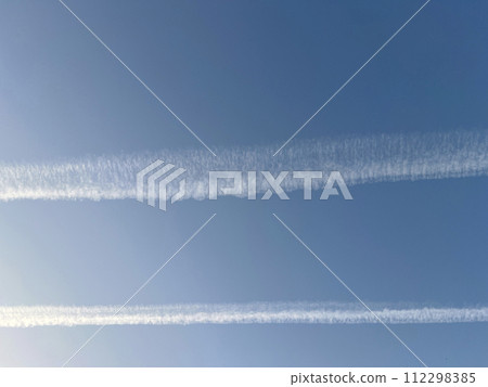 下午時拍攝藍天與天上一片一片的雲朵 112298385