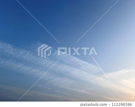 下午時拍攝藍天與天上一片一片的雲朵 112298386