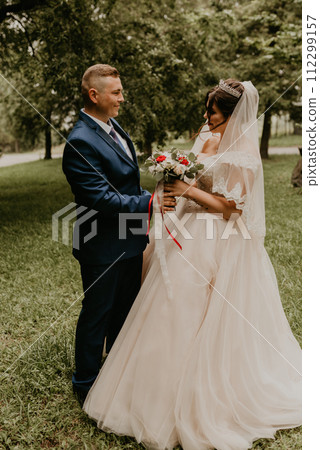 first meeting newlyweds groom wait sees bride hug 112299157