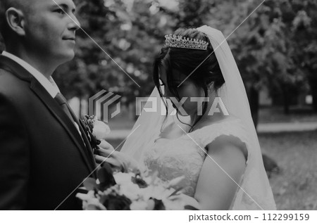 first meeting newlyweds groom wait sees bride 112299159