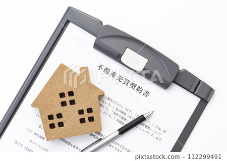 白色背景的房地產銷售合約 112299491