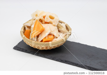 Carrots, burdock root, and lotus root cut for stews 112300018