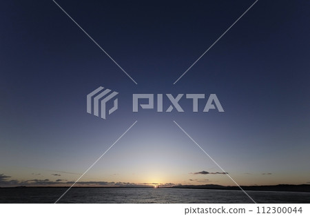 Clear evening sky and port / Winter / Ultra wide angle / Sky-based / 240226pm 112300044