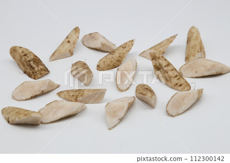 切片牛蒡,切好的牛蒡散落在白色背景上 切片牛蒡,切好的牛蒡散落在白色背景上 112300142