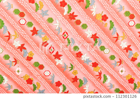 千代紙上有可愛的松、竹、梅花的祝賀圖案，類似嬰兒的蒲團圖案。 112301126