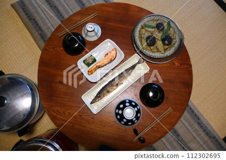 Nostalgic Showa era round dining table scenery 112302695