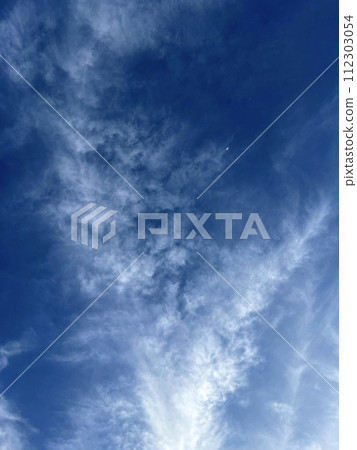 拍攝傍晚時天空像羽毛的雲朵 112303054