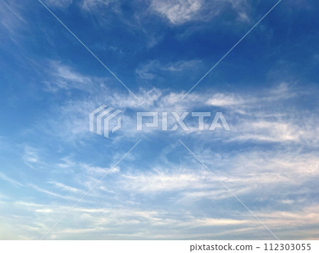 Photographing feather-like clouds in the evening sky Photographing feather-like clouds in the evening sky 112303055