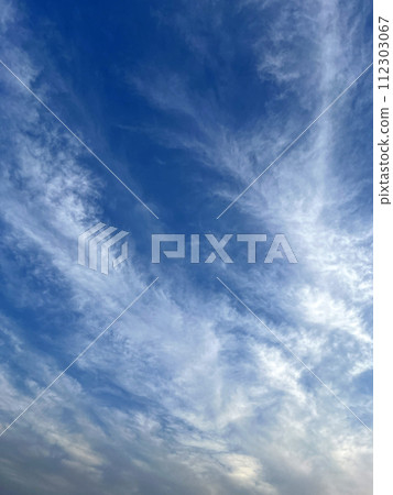 拍攝傍晚時天空像羽毛的雲朵 112303067