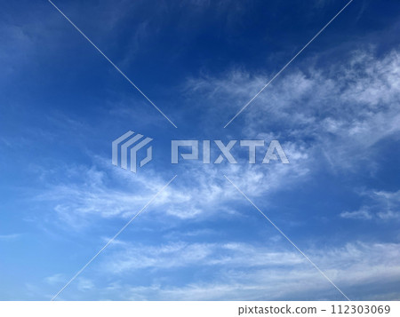 拍攝傍晚時天空像羽毛的雲朵 112303069