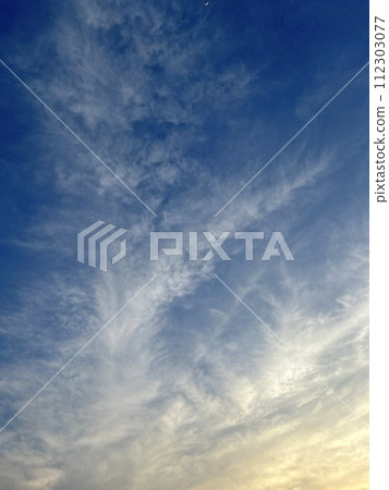 拍攝傍晚時天空像羽毛的雲朵 拍攝傍晚時天空像羽毛的雲朵 112303077