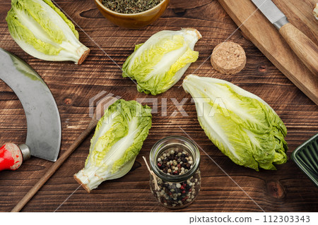 Raw green Romaine lettuce 112303343