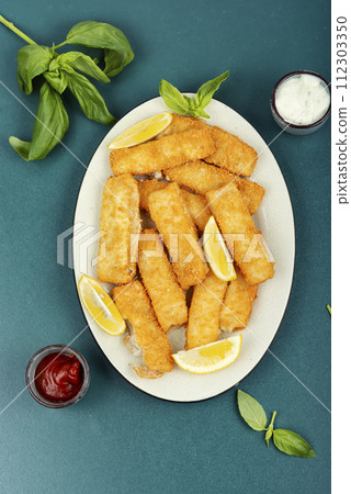 Breaded fish fingers with lemon 112303350