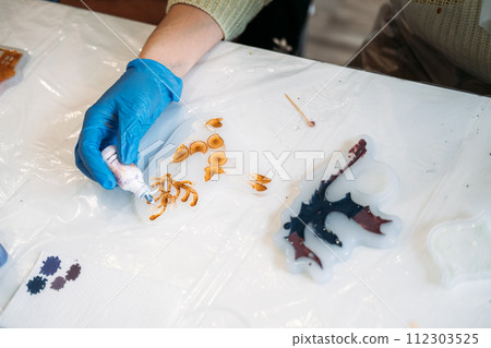 Handcrafting with Epoxy Resin and Pigments Handcrafting with Epoxy Resin and Pigments 112303525