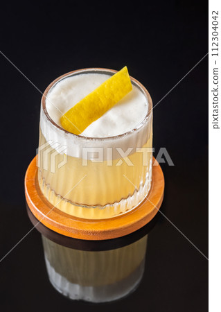 Whiskey sour cocktail Whiskey sour cocktail 112304042