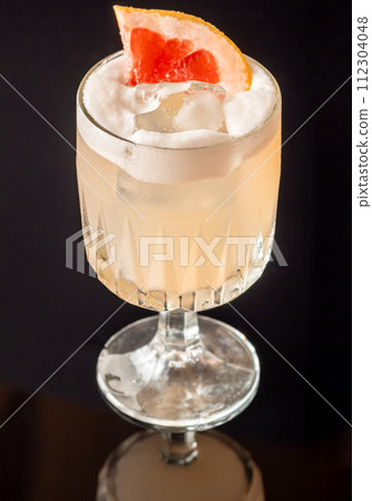 Grapefruit tequila sour cocktail 112304048