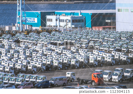 Japan's Yokohama cityscape The curse of the Japanese economy...Trucks and cars lined up at Daikoku Pier...Stock prices that deviate from the real economy...3 days Japan's Yokohama cityscape The curse of the Japanese economy...Trucks and cars lined up at Daikoku Pier...Stock prices that deviate from the real economy...3 days 112304115