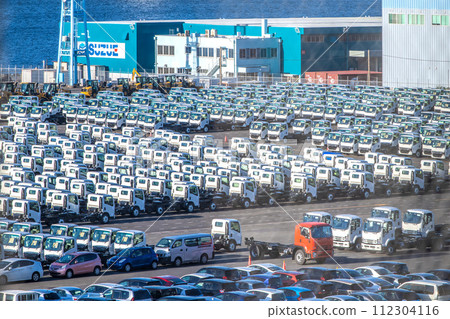 Japan's Yokohama cityscape The curse of the Japanese economy...Trucks and cars lined up at Daikoku Pier...Stock prices that deviate from the real economy...3 days Japan's Yokohama cityscape The curse of the Japanese economy...Trucks and cars lined up at Daikoku Pier...Stock prices that deviate from the real economy...3 days 112304116