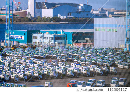 Japan's Yokohama cityscape The curse of the Japanese economy...Trucks and cars lined up at Daikoku Pier...Stock prices that deviate from the real economy...3 days 112304117
