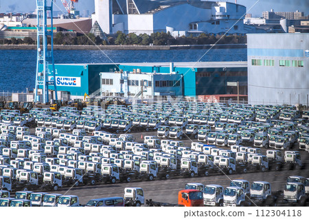 Japan's Yokohama cityscape The curse of the Japanese economy...Trucks and cars lined up at Daikoku Pier...Stock prices that deviate from the real economy...3 days Japan's Yokohama cityscape The curse of the Japanese economy...Trucks and cars lined up at Daikoku Pier...Stock prices that deviate from the real economy...3 days 112304118