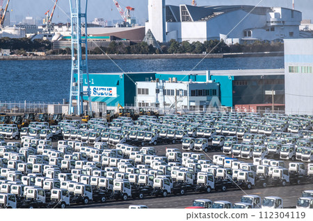 Japan's Yokohama cityscape The curse of the Japanese economy...Trucks and cars lined up at Daikoku Pier...Stock prices that deviate from the real economy...3 days Japan's Yokohama cityscape The curse of the Japanese economy...Trucks and cars lined up at Daikoku Pier...Stock prices that deviate from the real economy...3 days 112304119