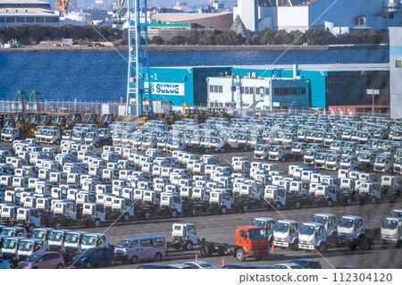 Japan's Yokohama cityscape The curse of the Japanese economy...Trucks and cars lined up at Daikoku Pier...Stock prices that deviate from the real economy...3 days 112304120