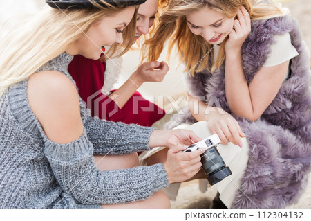 Photographer showing fashion models photos Photographer showing fashion models photos 112304132