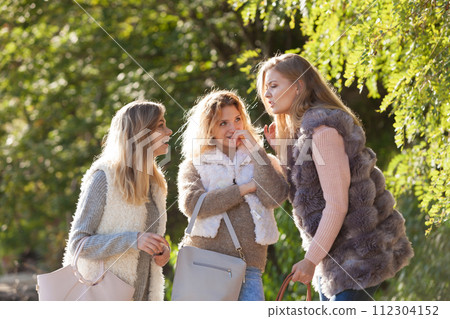 Women meeting outdoor 112304152