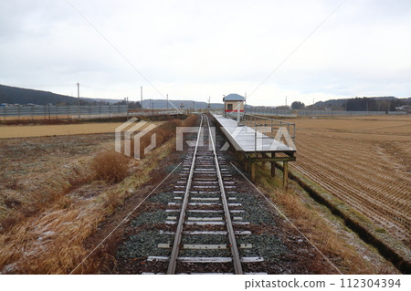 霜凍稻田中的簡易車站（由利高原鐵道倉澤站） 112304394
