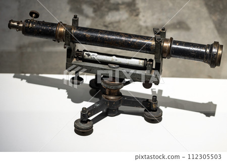 Ancient sextant, a doubly reflecting navigation instrument 112305503