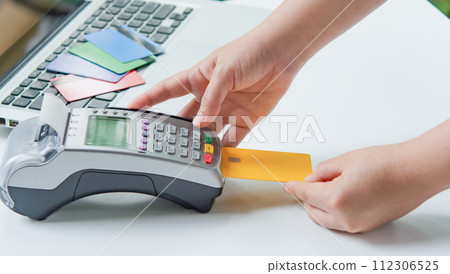 Credit card payment with EDC machine or credit card terminal. 112306525