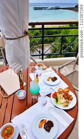 Breakfast at a tropical resort hotel 112307269