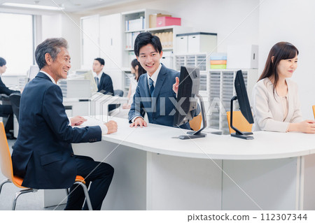 在櫃檯為顧客服務的女商人 112307344