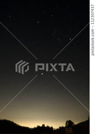 冬天的星星在暮色中升起。天狼星和獵戶座的黃金時段 112307437