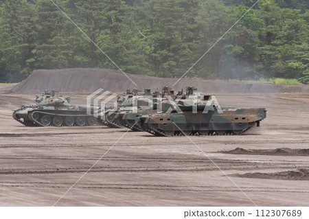 日本陸上自衛隊10式戰車和74式戰車行駛 112307689