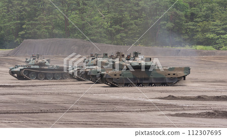 日本陸上自衛隊10式戰車和74式戰車行駛 112307695