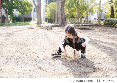 girl drawing on the ground girl drawing on the ground 112308679