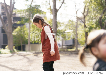 在公園裡玩的女孩 112308762