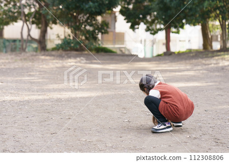 girl drawing on the ground 112308806