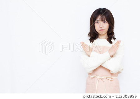 家庭主婦交叉雙臂 112308959