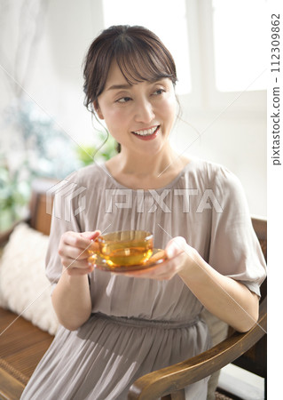 中年女性的有機美容 中年女性的有機美容 112309862