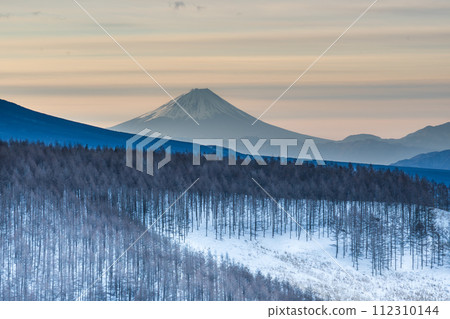 Mt. Fuji at dawn from Kirigamine Plateau in winter 112310144